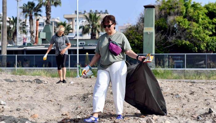 Mersin’de gönüllü kadınlar sahil temizliği yaptı