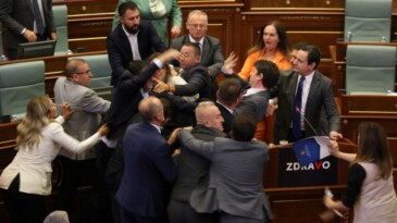 Kosova Meclisi’nde kavga kamerada