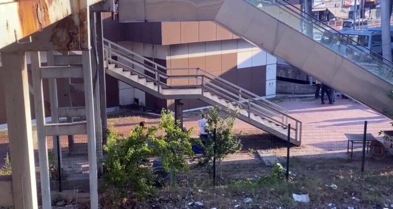 Üst geçidin altında doğum yaptı, bebeğini poşete koyup orada
bıraktı