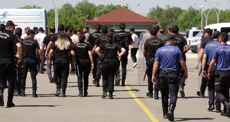Duruşmaya gelip bıçak ve sopalarla kavga ettiler