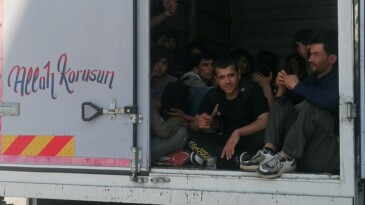 Kamyonet kasasında 50 kaçak göçmen