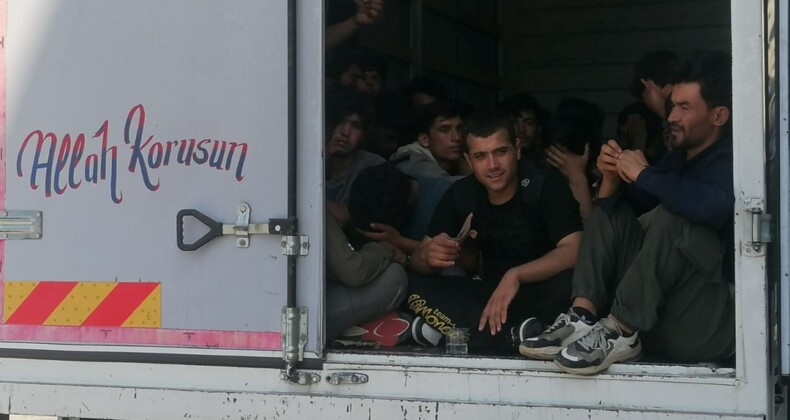 Kamyonet kasasında 50 kaçak göçmen