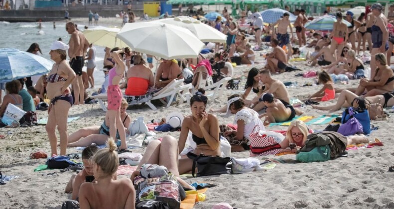 Odesa’da plajlar açıldı: Hava saldırısı alarmında denize girmek yasak
