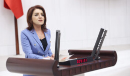 CHP’Lİ KIŞ: “SİYASETİ BİR KENARA BIRAKIP DEPREMZEDELERE EL UZATALIM”