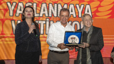 SEÇER, DORMEN’E FESTİVAL ONUR ÖDÜLÜ’NÜ TAKDİM ETTİ