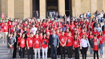 “ATATÜRK DEMEK İNANMIŞ BİR VİCDAN, ÜSTÜN NİTELİKLİ BİR DAVA ADAMI DEMEKTİR”