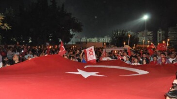 Mersin’de Cumhuriyet’in 100. yılı dolayısıyla fener alayı düzenlendi