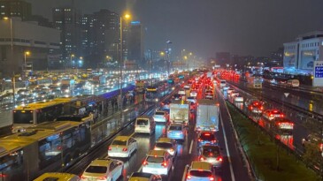 İstanbul’da mesai sonu yağış trafiği | Yoğunluk yüzde 90’a dayandı