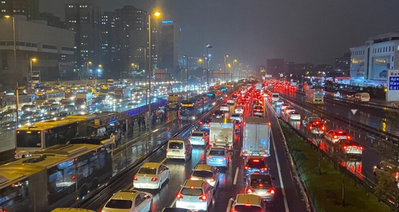 İstanbul’da mesai sonu yağış trafiği | Yoğunluk yüzde 90’a dayandı