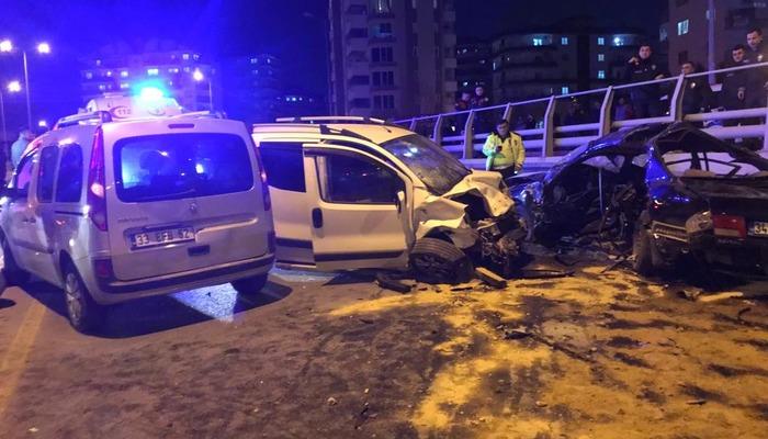Mersin’de 3 aracın karıştığı kazada 2 kişi öldü, 4 kişi yaralandı