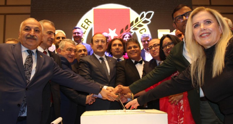 Gazeteciler baloda bir araya geldi