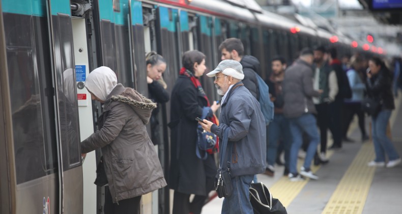 BAYRAMDA OTOYOLLARDAN 8,4 MİLYON ARAÇ GEÇTİ