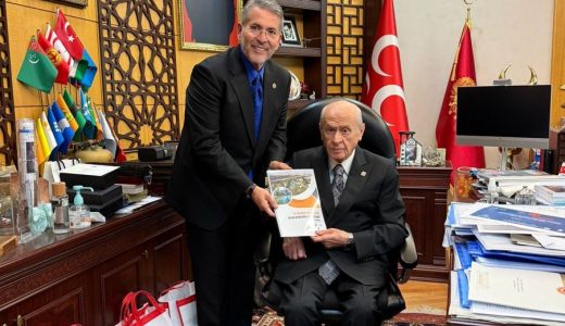MHP’li Uysal’dan Genel Başkan Bahçeli’ye İl Dosyası Sunumu