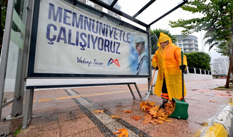 BÜYÜKŞEHİR’DEN KUVVETLİ YAĞIŞ SONRASI TEMİZLİK ÇALIŞMASI