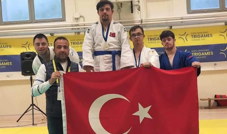 Down Sendromlu Bireyler Toplumun En Saf Sevgisini Temsil Ediyor